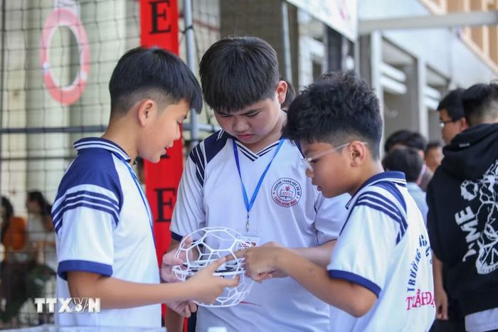 Học sinh thực hành ứng dụng trí tuệ nhân tạo (AI) trong môi trường học tập, từng bước hình thành năng lực số đáp ứng yêu cầu chuyển đổi số. (Ảnh: Giang Phương/TTXVN)