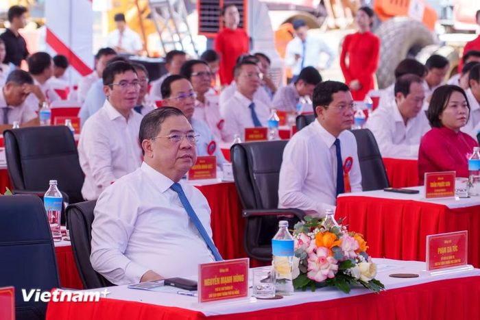 Chủ tịch Ủy ban nhân dân thành phố Đà Nẵng Nguyễn Mạnh Hùng (hình trái) phát biểu tại buổi lễ và Ủy viên Bộ Chính trị, Phó Thủ tướng Thường trực Chính phủ Phạm Gia Túc (hình phải) tham dự buổi lễ khởi công. (Ảnh: Thanh Phong/Vietnam+)