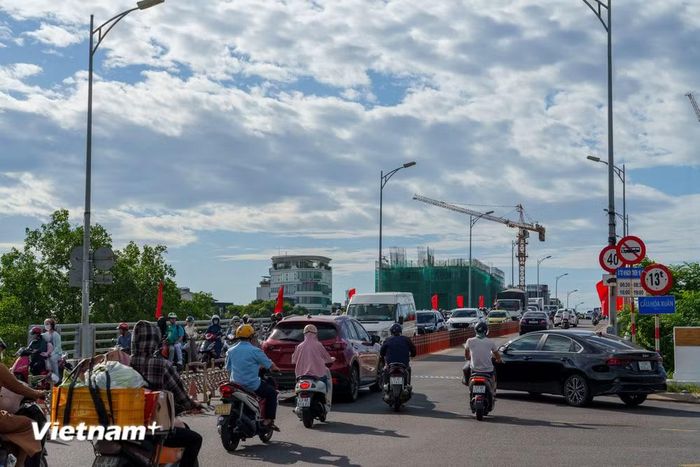 Tình trạng kẹt xe thường xuyên xảy ra tại tuyến cầu Hòa Xuân hiện tại. (Ảnh: Thanh Phong/Vietnam+)