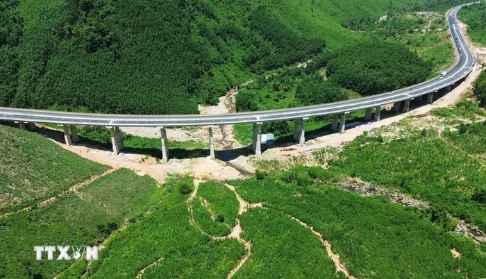 Tuyến đường cao tốc đoạn La Sơn-Hòa Liên uốn lượn qua địa hình đồi núi phức tạp của Vườn Quốc gia Bạch Mã nối giữa Huế và Đà Nẵng với cảnh quan thiên nhiên hùng vĩ. (Ảnh: Quốc Khánh/TTXVN)