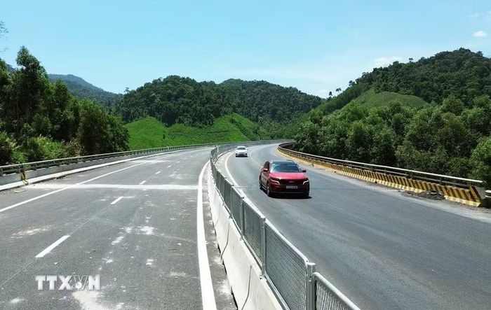 Cao tốc La Sơn-Hòa Liên (nối Huế với Đà Nẵng) đến nay cơ bản hoàn thành phần mặt đường mở rộng quy mô 4 làn xe. (Ảnh: Quốc Khánh/TTXVN)