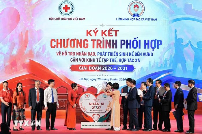 Các đại biểu Liên minh Hợp tác xã Việt Nam tham gia ủng hộ chương trình "Tết Nhân ái 2027." (Ảnh: Lê Đông/TTXVN)