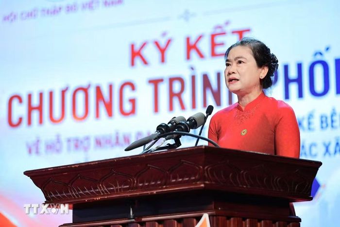 Bà Đỗ Thị Thu Thảo, Chủ tịch Hội Chữ thập đỏ Việt Nam phát biểu tại lễ ký kết. (Ảnh: Lê Đông/TTXVN)