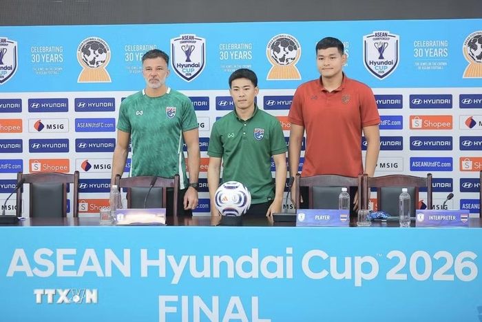 Huấn luyện viên trưởng đội tuyển Thái Lan Anthony Hudson và cầu thủ tại Họp báo. (Ảnh: Minh Quyết/TTXVN)