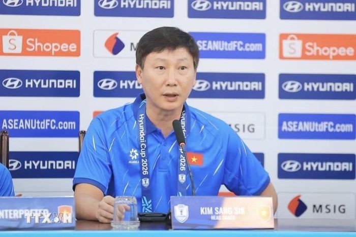 Huấn luyện viên trưởng đội tuyển Việt Nam Kim Sang Sik phát biểu tại Họp báo. (Ảnh: Minh Quyết/TTXVN)