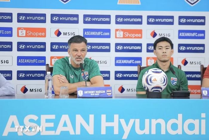 Huấn luyện viên trưởng đội tuyển Thái Lan Anthony Hudson phát biểu tại Họp báo. (Ảnh: Minh Quyết/TTXVN)
