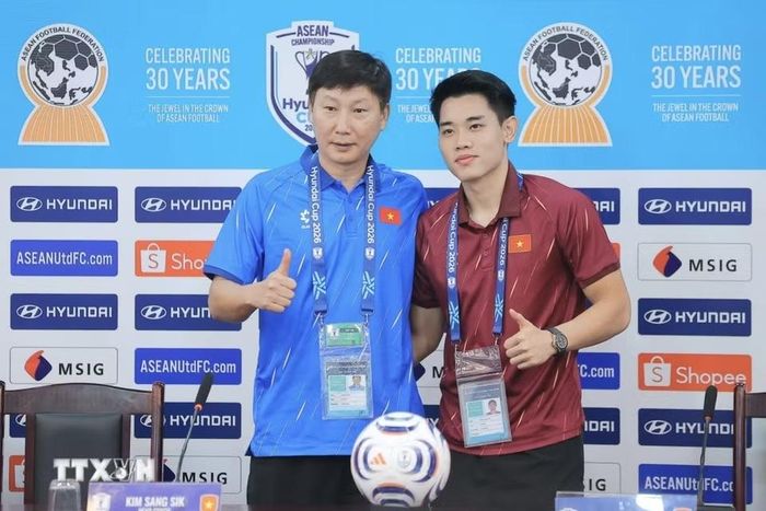 Huấn luyện viên Kim Sang Sik và tiền đạo Đình Bắc tại họp báo. (Ảnh: Minh Quyết/TTXVN)