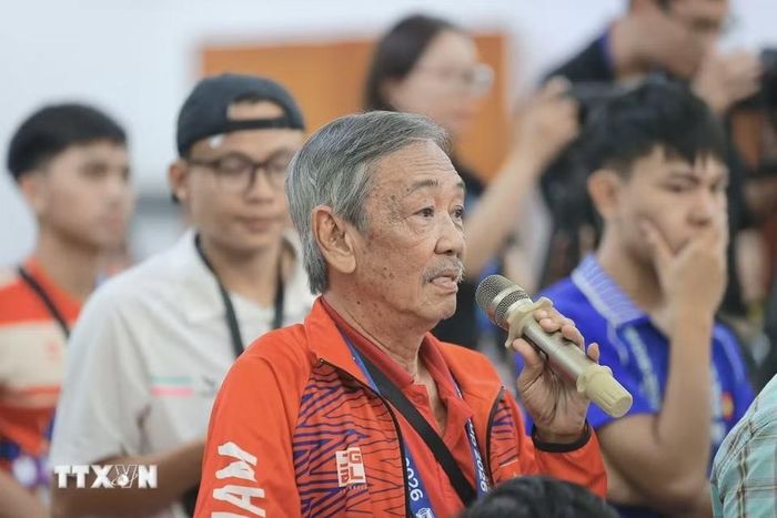 Phóng viên đặt câu hỏi tại họp báo. (Ảnh: Minh Quyết/TTXVN)