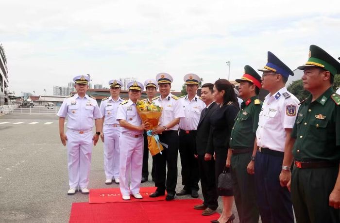 Đại tá Phạm Tiến Dũng (phải), Phó Tham mưu trưởng Vùng 2 Hải quân, tặng hoa chào đón Chuẩn Đô đốc Borworn Phromkaewngam (trái), Giám đốc Học viện Hải quân Hoàng gia Thái Lan. (Ảnh: Xuân Khu/TTXVN)