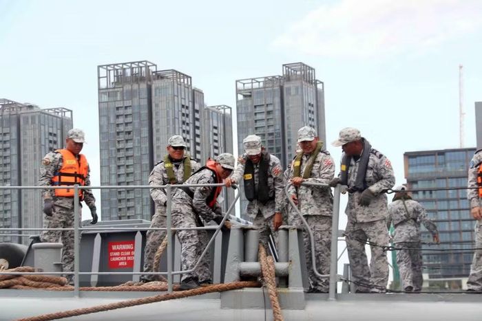 Thủy thủ tàu H.T.M.S Naresuan (FFG 421) thực hiện công tác cập bờ. (Ảnh: Xuân Khu/TTXVN)