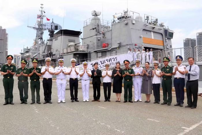 Các đại biểu dự lễ đón tàu H.T.M.S Naresuan (FFG 421) của Hải quân Hoàng gia Thái Lan. (Ảnh: Xuân Khu/TTXVN)