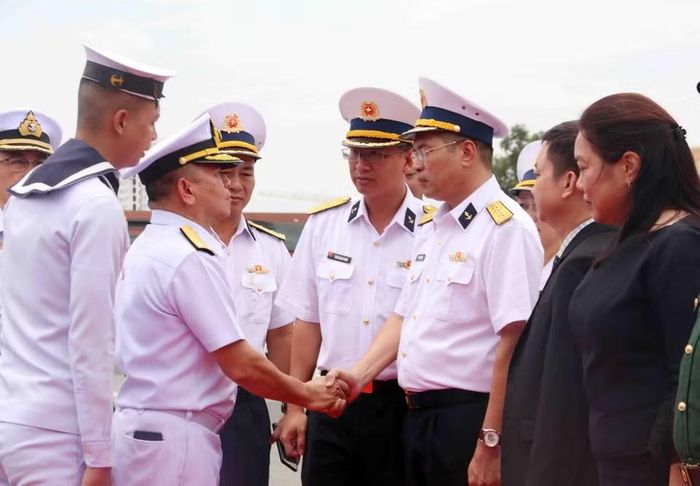 Đại tá Phạm Tiến Dũng (phải), Phó Tham mưu trưởng Vùng 2 Hải quân, chào đón Chuẩn Đô đốc Borworn Phromkaewngam (trái), Giám đốc Học viện Hải quân Hoàng gia Thái Lan. (Ảnh: Xuân Khu/TTXVN)