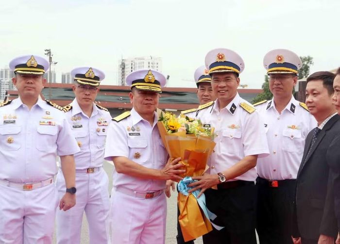 Đại tá Phạm Tiến Dũng (phải), Phó Tham mưu trưởng Vùng 2 Hải quân, tặng hoa chào đón Chuẩn Đô đốc Borworn Phromkaewngam (trái), Giám đốc Học viện Hải quân Hoàng gia Thái Lan. (Ảnh: Xuân Khu/TTXVN)