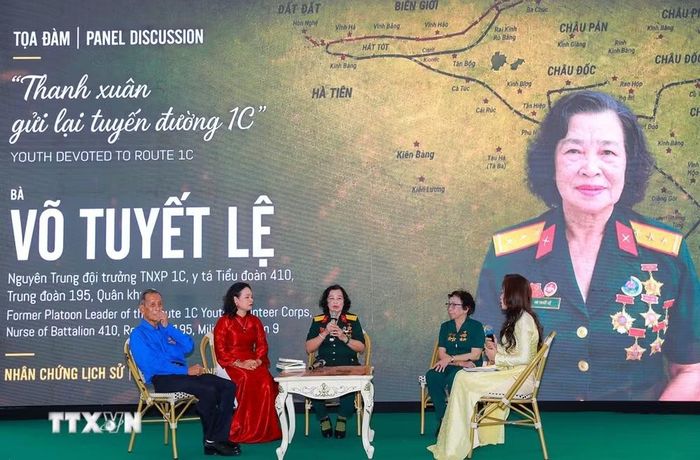 Tọa đàm “Thanh xuân gửi lại tuyến đường 1C”, nơi các nhân chứng trực tiếp kể lại lý tưởng lên đường, cuộc sống và chiến đấu giữa chiến trường, những mất mát, hy sinh cùng nghĩa tình đồng đội. (Ảnh: Khánh Hoà/TTXVN)