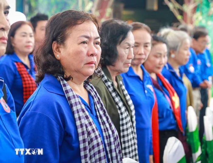 Các cựu Thanh niên xung phong xúc động khi tham gia chương trình. (Ảnh: Khánh Hoà/TTXVN)