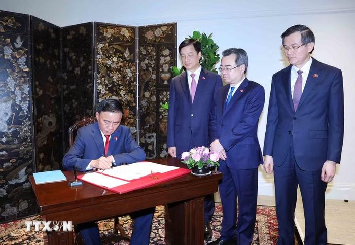 Thường trực Ban Bí thư Trần Cẩm Tú ghi sổ lưu niệm. (Ảnh: Phương Hoa/TTXVN)