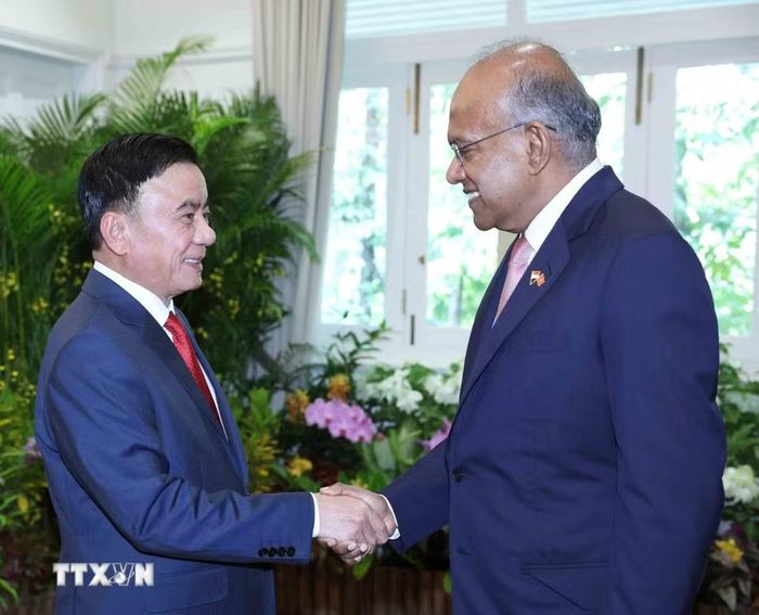 Thường trực Ban Bí thư Trần Cẩm Tú gặp Bộ trưởng Cao cấp, Bộ trưởng Điều phối An ninh Quốc gia và Bộ trưởng Nội vụ Singapore K. Shanmugam. (Ảnh: Phương Hoa/TTXVN)