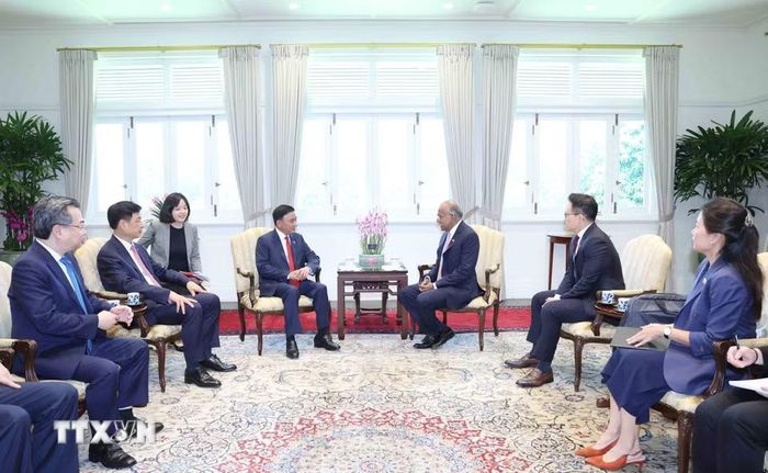 Thường trực Ban Bí thư Trần Cẩm Tú gặp Bộ trưởng Cao cấp, Bộ trưởng Điều phối An ninh Quốc gia và Bộ trưởng Nội vụ Singapore K. Shanmugam. (Ảnh: Phương Hoa/TTXVN)