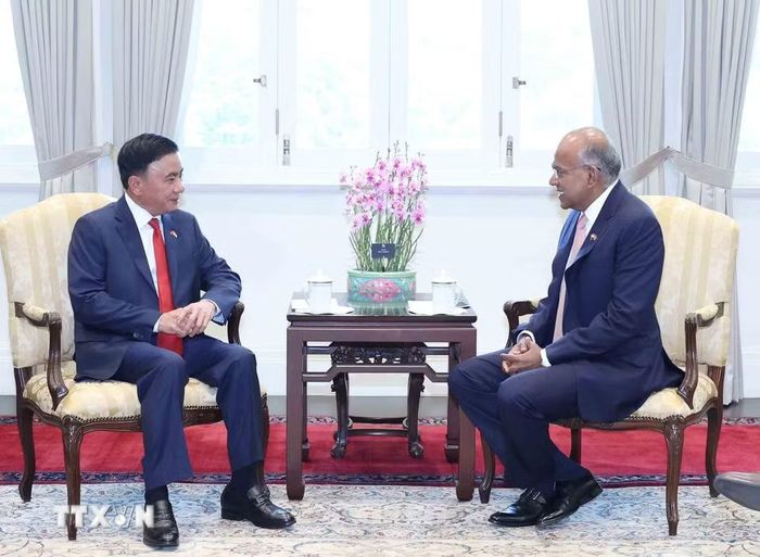 Thường trực Ban Bí thư Trần Cẩm Tú gặp Bộ trưởng Cao cấp, Bộ trưởng Điều phối An ninh Quốc gia và Bộ trưởng Nội vụ Singapore K. Shanmugam. (Ảnh: Phương Hoa/TTXVN)