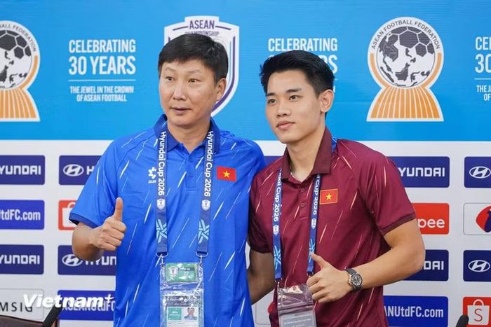 Huấn luyện viên Kim Sang-sik (trái) và tiền đạo Đình Bắc thận trọng trước trận chung kết lượt về ASEAN Cup 2026. (Ảnh: Việt Anh/Vietnam+)