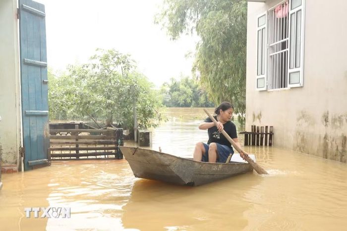 Người dân tại một số khu vực trên địa bàn thôn Gia Thủy, xã Gia Tường vẫn phải di chuyển bằng thuyền. (Ảnh: Đức Phương/TTXVN) ​ ​