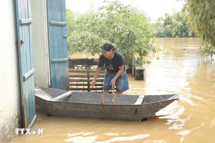 Người dân tại một số khu vực trên địa bàn thôn Gia Thủy, xã Gia Tường vẫn phải di chuyển bằng thuyền. (Ảnh: Đức Phương/TTXVN)