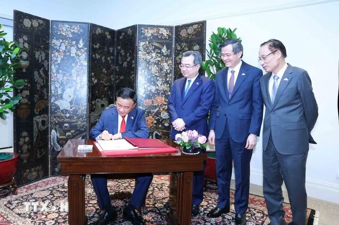 Thường trực Ban Bí thư Trần Cẩm Tú ghi sổ lưu niệm. (Ảnh: Phương Hoa/TTXVN)