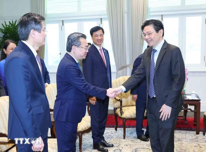 Tổng Thư ký Đảng Hành động Nhân dân, Thủ tướng Singapore Lawrence Wong cùng các đại biểu cấp cao Đảng Cộng sản Việt Nam. (Ảnh: Phương Hoa/TTXVN)