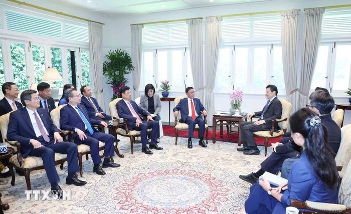 Thường trực Ban Bí thư Trần Cẩm Tú hội kiến Tổng Thư ký Đảng Hành động Nhân dân, Thủ tướng Singapore Lawrence Wong. (Ảnh: Phương Hoa/TTXVN)