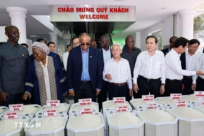 Chủ tịch Quốc hội Trần Thanh Mẫn và Chủ tịch Quốc hội Côte d’Ivoire Patrick Achi đến thăm, làm việc với Công ty Nông nghiệp công nghệ cao Trung An. (Ảnh: Doãn Tấn/TTXVN)