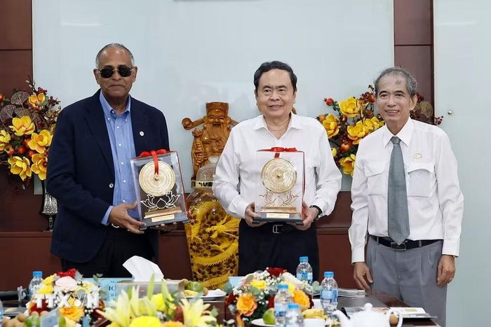 Lãnh đạo Nhà máy chế biến thủy sản trong Khu công nghiệp Trà Nóc tặng quà lưu niệm Chủ tịch Quốc hội Trần Thanh Mẫn và Chủ tịch Quốc hội Cộng hòa Côte d’Ivoire Patrick Achi. (Ảnh: Doãn Tấn/TTXVN)