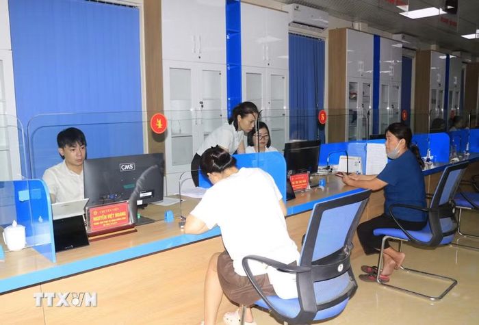 Người dân đến làm thủ tục hành chính tại phường Yên Bái. (Ảnh: Đinh Thùy/TTXVN)