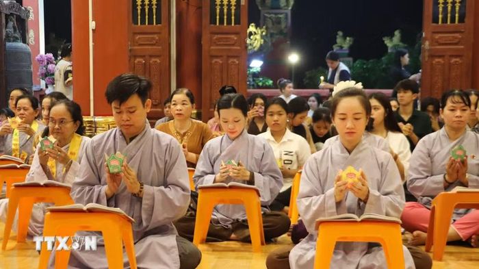 Phật tử và người dân tham gia lễ Vu Lan tại chùa Bảo Tịnh (phường Vị Thanh, thành phố Cần Thơ). (Ảnh: Hồng Thái/TTXVN)