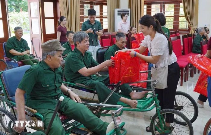Tặng quà thương binh tại Trung tâm điều dưỡng thương binh Duy Tiên. (Ảnh: Nguyễn Chinh/TTXVN)