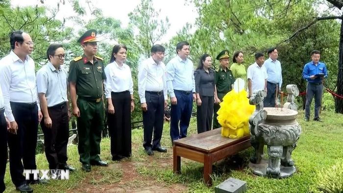 Đoàn đại biểu tỉnh Quảng Trị dâng hương, dâng hoa tưởng nhớ, tri ân Đại tướng Võ Nguyên Giáp tại Khu mộ Đại tướng ở Vũng Chùa - Đảo Yến. (Ảnh: Võ Dung/TTXVN)