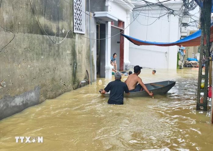 Người dân sống gần sông Cầu, phường Vân Hà, muốn đi lại đều đi trên thuyền. (Ảnh: Thanh Thương/TTXVN)