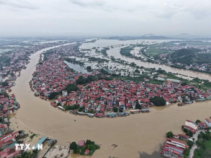 Nước sông Cầu dâng cao, lưu lượng nước chảy siết gây ngập các hộ dân hai bên bờ sông tại phường Vân Hà và một số hộ tại phường Kinh Bắc, tỉnh Bắc Ninh. (Ảnh: Thanh Thương/TTXVN)