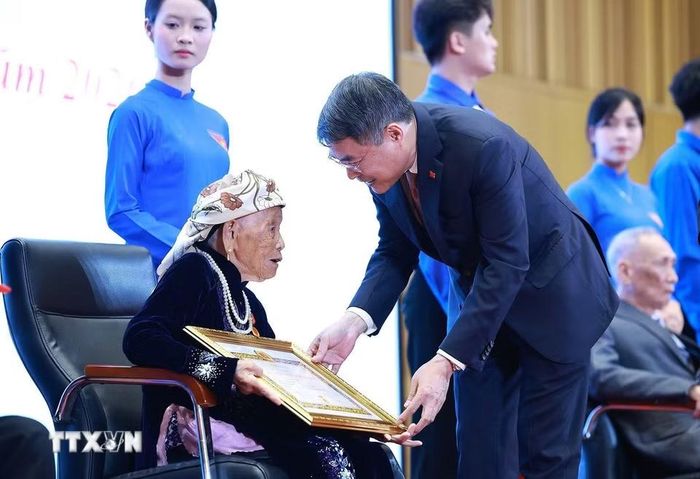 Thủ tướng Lê Minh Hưng trao tặng huy hiệu 70 năm tuổi Đảng cho các đồng chí đảng viên lão thành thuộc Đảng bộ thành phố Hải Phòng. (Ảnh: Dương Giang/TTXVN)