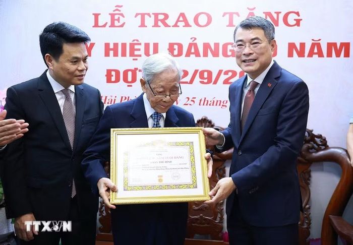 Thủ tướng Lê Minh Hưng đến thăm và trao tặng huy hiệu 80 năm tuổi Đảng cho đảng viên lão thành Đoàn Thế Đính, Chi bộ Tổ dân phố Quang Trung, Đảng bộ phường Hồng Bàng, thành phố Hải Phòng. (Ảnh: Dương Giang/TTXVN)