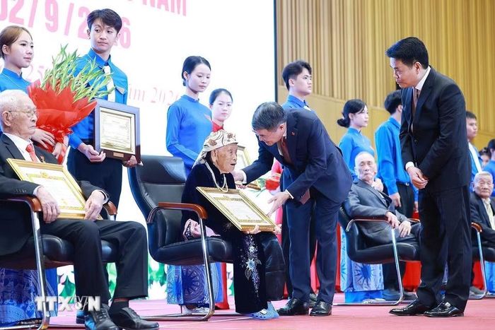 Thủ tướng Lê Minh Hưng trao tặng huy hiệu 70 năm tuổi Đảng cho các đồng chí đảng viên lão thành thuộc Đảng bộ thành phố Hải Phòng. (Ảnh: Dương Giang/TTXVN)