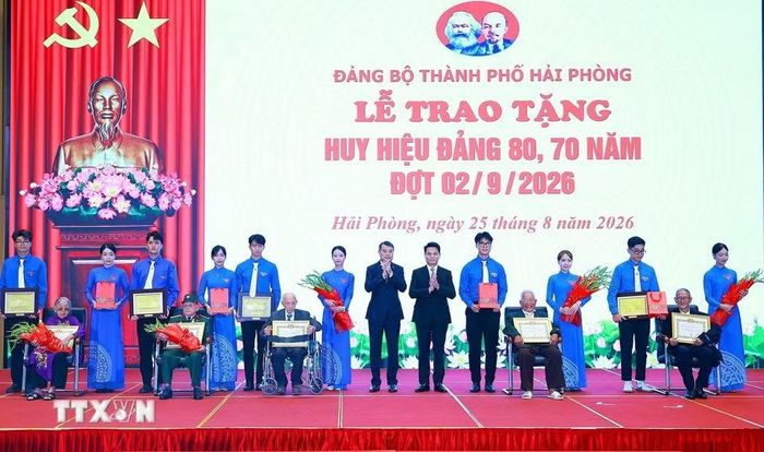Thủ tướng Lê Minh Hưng trao tặng huy hiệu 80 năm tuổi Đảng cho các đồng chí đảng viên lão thành thuộc Đảng bộ thành phố Hải Phòng. (Ảnh: Dương Giang/TTXVN)