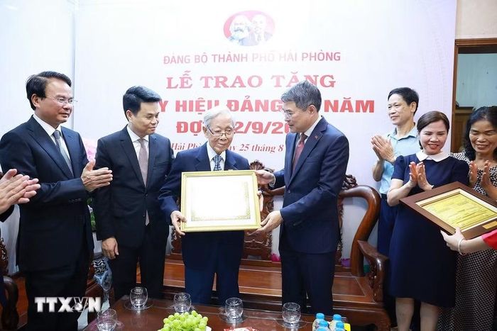 Thủ tướng Lê Minh Hưng đến thăm và trao tặng huy hiệu 80 năm tuổi Đảng cho đảng viên lão thành Đoàn Thế Đính, Chi bộ Tổ dân phố Quang Trung, Đảng bộ phường Hồng Bàng, thành phố Hải Phòng. (Ảnh: Dương Giang/TTXVN)