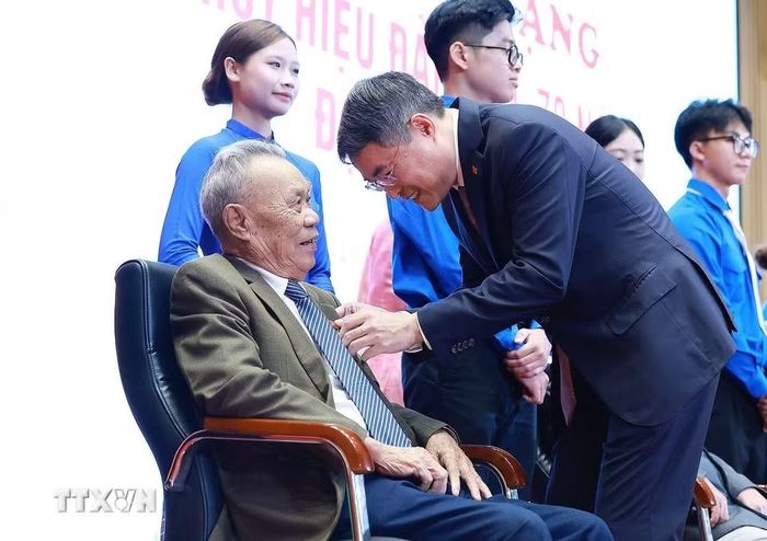 Thủ tướng Lê Minh Hưng trao tặng huy hiệu 70 năm tuổi Đảng cho các đồng chí đảng viên lão thành thuộc Đảng bộ thành phố Hải Phòng. (Ảnh: Dương Giang/TTXVN)