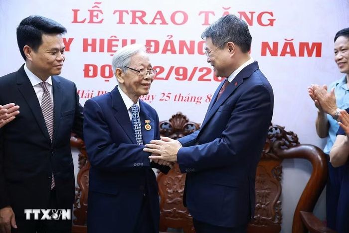 Thủ tướng Lê Minh Hưng đến thăm và trao tặng huy hiệu 80 năm tuổi Đảng cho đảng viên lão thành Đoàn Thế Đính, Chi bộ Tổ dân phố Quang Trung, Đảng bộ phường Hồng Bàng, thành phố Hải Phòng. (Ảnh: Dương Giang/TTXVN)