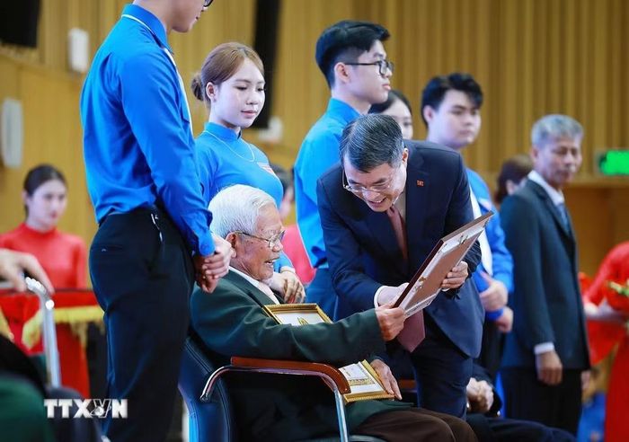 Thủ tướng Lê Minh Hưng trao tặng huy hiệu 80 năm tuổi Đảng cho các đồng chí đảng viên lão thành thuộc Đảng bộ thành phố Hải Phòng. (Ảnh: Dương Giang/TTXVN)