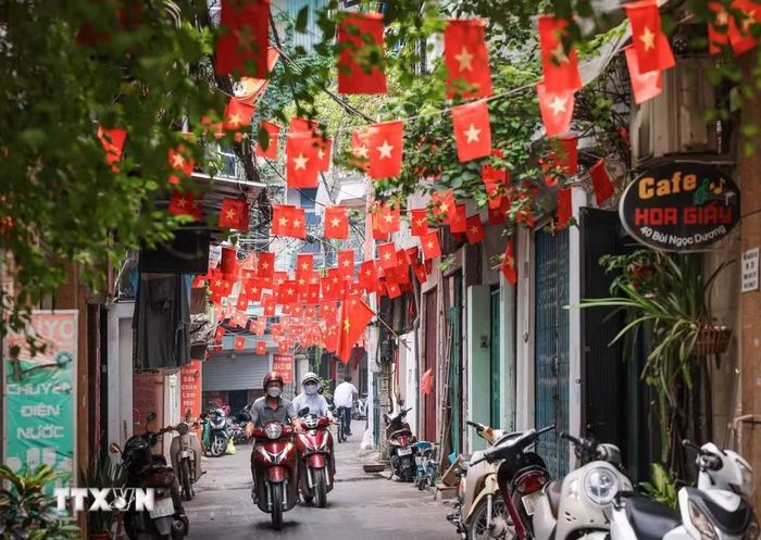 Tại các ngõ, xóm, cờ Đảng, cờ Tổ quốc được trang hoàng đồng bộ, rực rỡ chào mừng kỷ niệm 81 năm Quốc khánh 2/9. (Ảnh: Hoàng Hiếu/TTXVN)