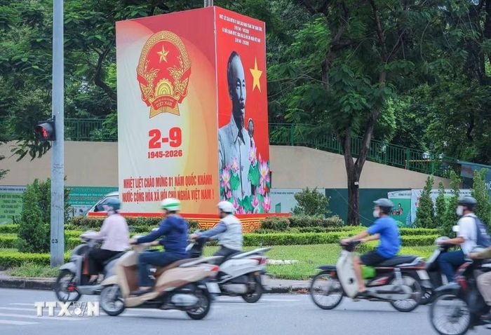 Một cụm pano cỡ lớn chào mừng Quốc khánh 2/9 được bố trí trang trọng trên phố Nguyễn Văn Huyên. (Ảnh: Hoàng Hiếu/TTXVN)