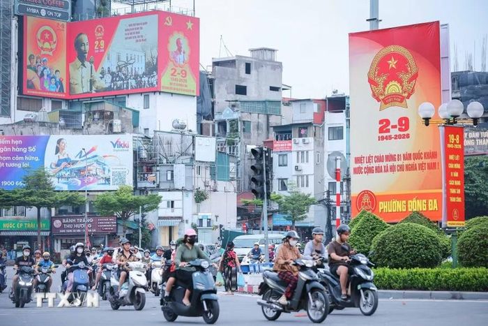 Tại ngã 6 Ô Chợ Dừa, pano cỡ lớn được đặt trang trọng chào mừng 81 năm Quốc khánh nước Cộng hòa xã hội chủ nghĩa Việt Nam (2/9/1945-2/9/2026). (Ảnh: Hoàng Hiếu/TTXVN)