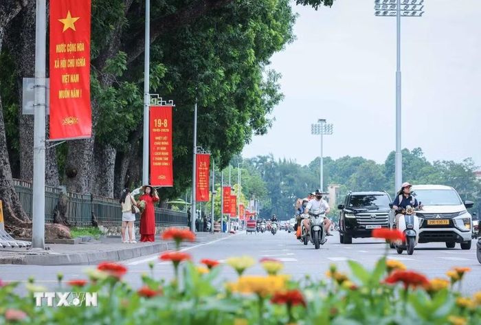 Đường Độc Lập rực rỡ cờ, hoa chào mừng 81 năm Cách mạng Tháng Tám thành công và Quốc khánh (2/9/1945-2/9/2026). (Ảnh: Hoàng Hiếu/TTXVN)