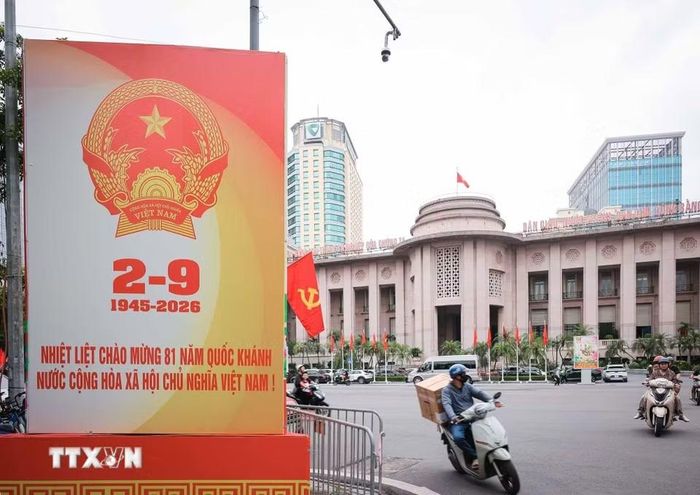 Pano cỡ lớn chào mừng Quốc khánh 2/9 được bố trí phía trước khu vực Ngân hàng Nhà nước Việt Nam. (Ảnh: Hoàng Hiếu/TTXVN)